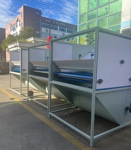 冬季送溫暖，艾思捷蝸輪減速機(jī)為羽絨服充絨機(jī)上提供動力支持 (2).jpg