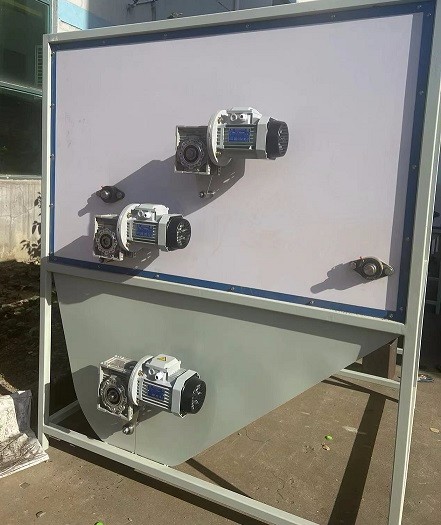 冬季送溫暖，艾思捷蝸輪減速機(jī)為羽絨服充絨機(jī)上提供動力支持.jpg