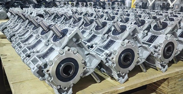 11月正忙，艾思捷雙軸輸入蝸輪減速機(jī)SJMRV050-30-AB發(fā)貨 (2).jpg